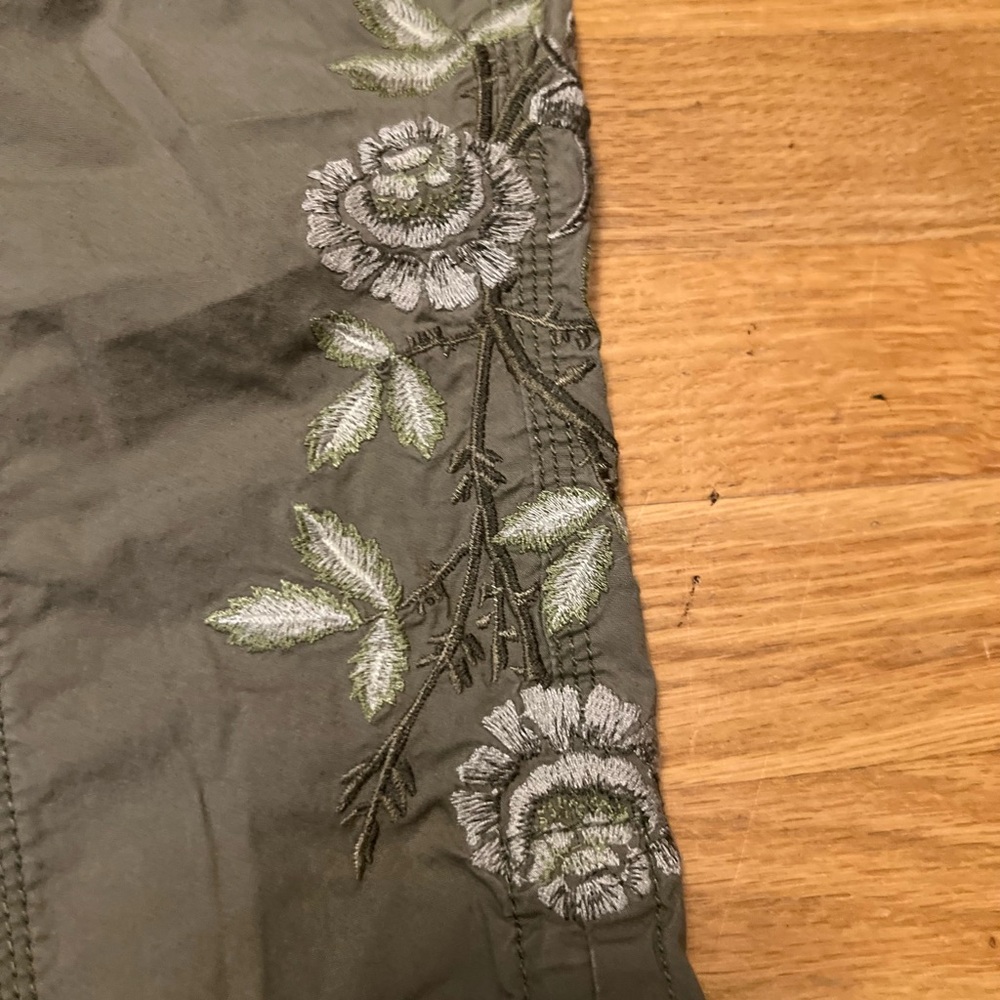Ladies Size 0 Chico's Khaki Crop Cargo Pants with Floral Embroidery GUC - Picture 3 of 6